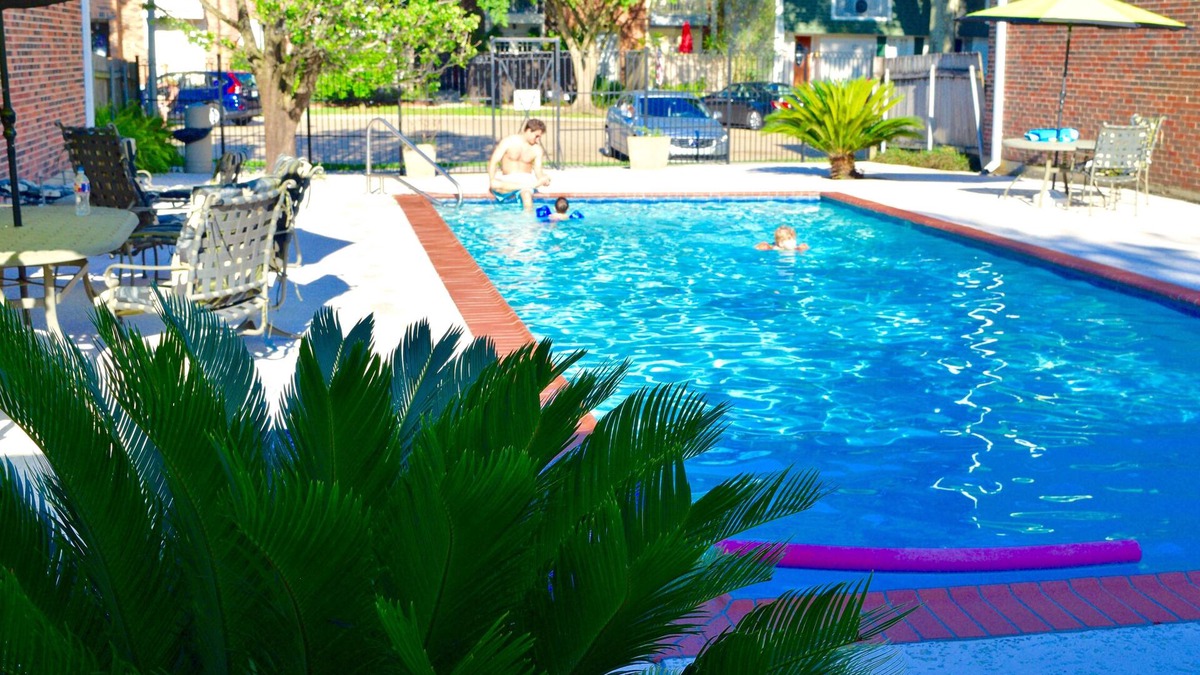 Bonnabel Place House | 3 B/R, 2- 1/2 bath, community pool. 6.4 miles to downtown N,O. 30 night min.