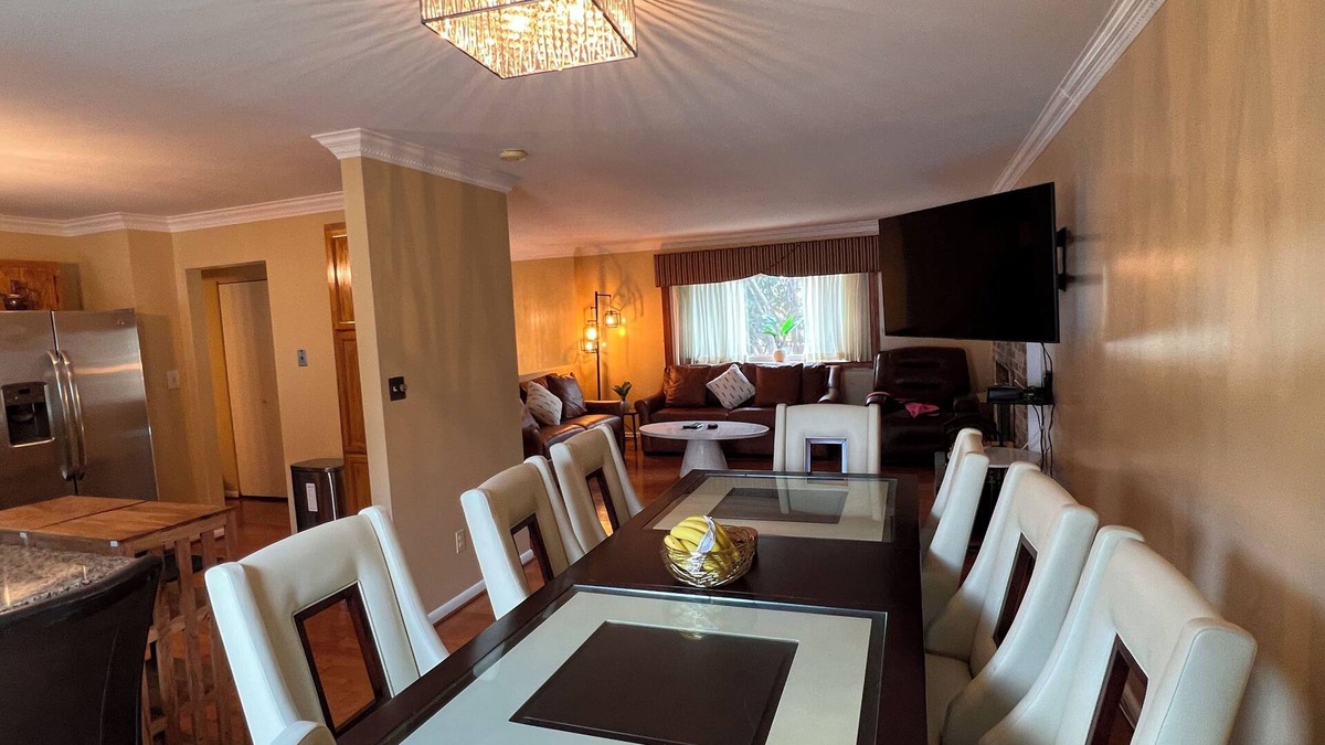 Silver Spring House | 3-B rooms 5 beds & 2 BR Spacious House 1 mile from downtown with 2 free parking.