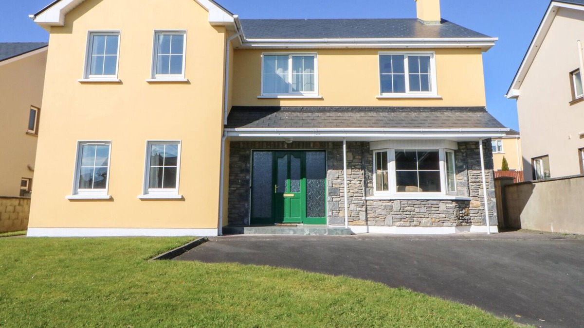 Killorglin Cottage | 3 BAILE ON TOOREEN, with a garden in Killorglin, County Kerry