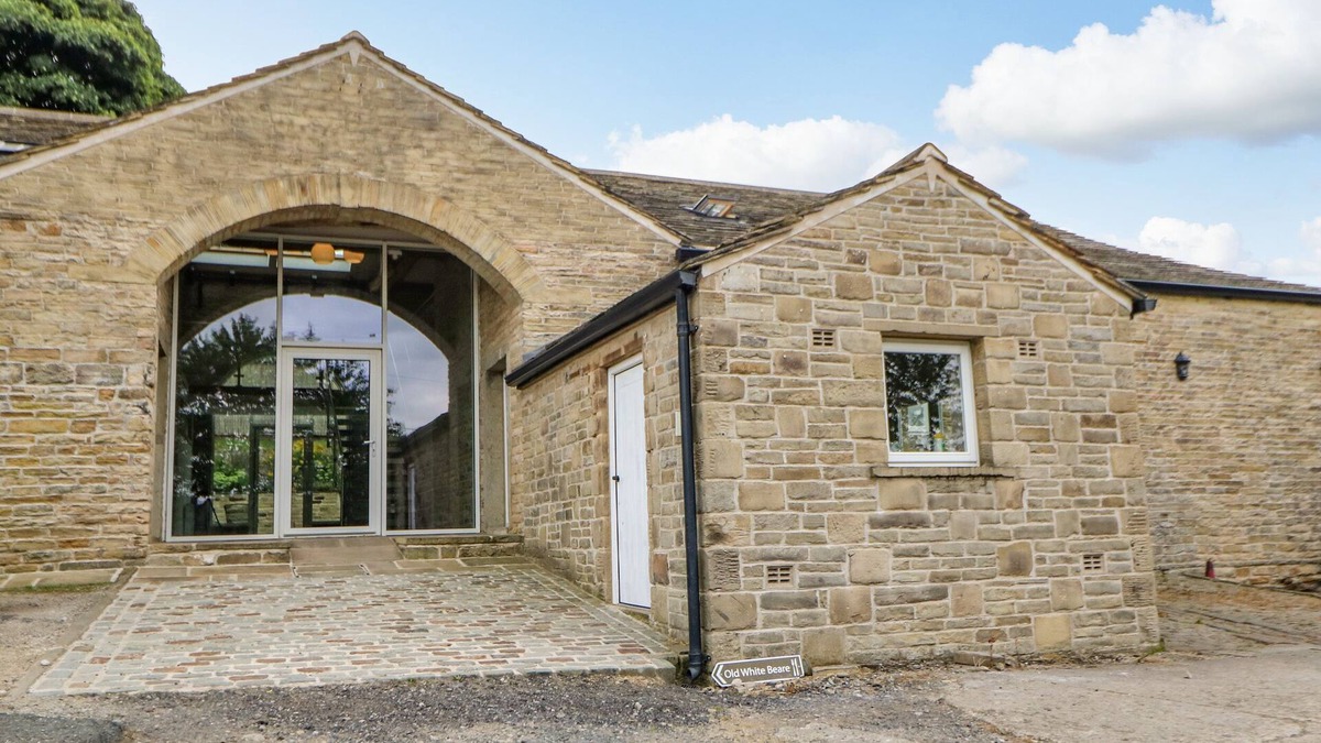 Rastrick Cottage | 3 BARN COTTAGES, family friendly, with a garden in Norwood Green