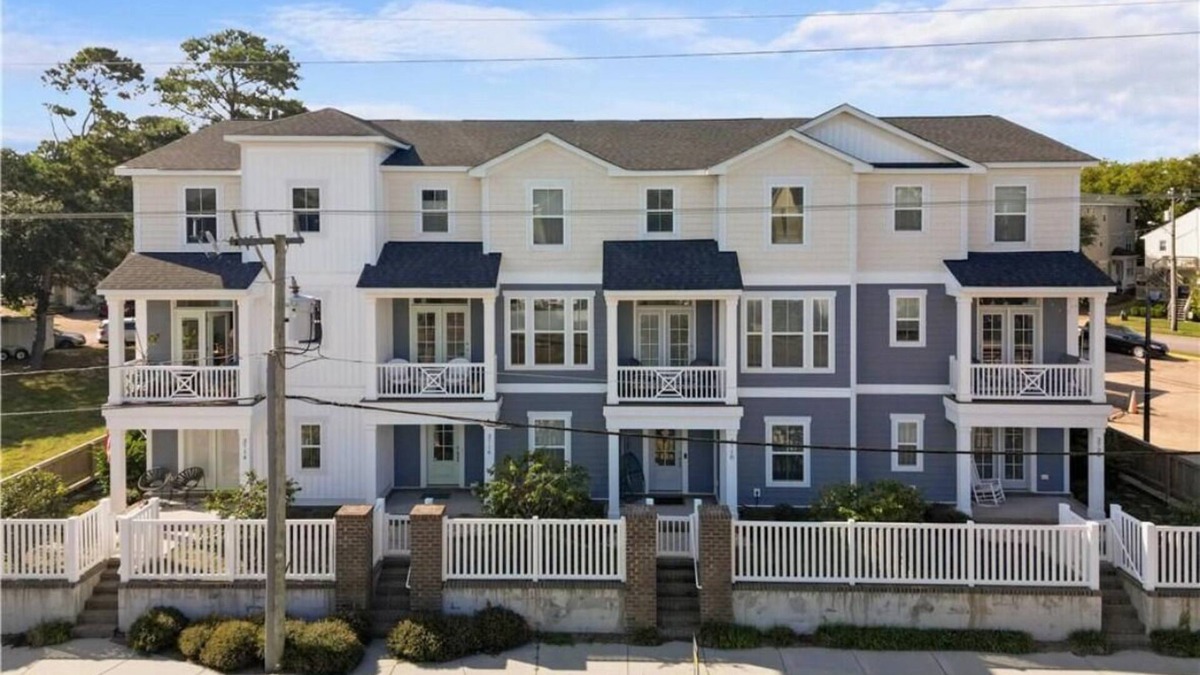 Northwest House | 3 Bd 3.5 Ba Luxe Retreat - Steps to Beach