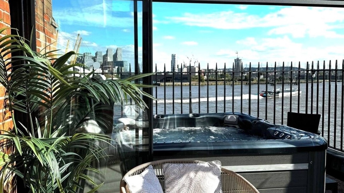 Canary Wharf Apartment | 3 Bdm Flat w/HotTub and RoofTop