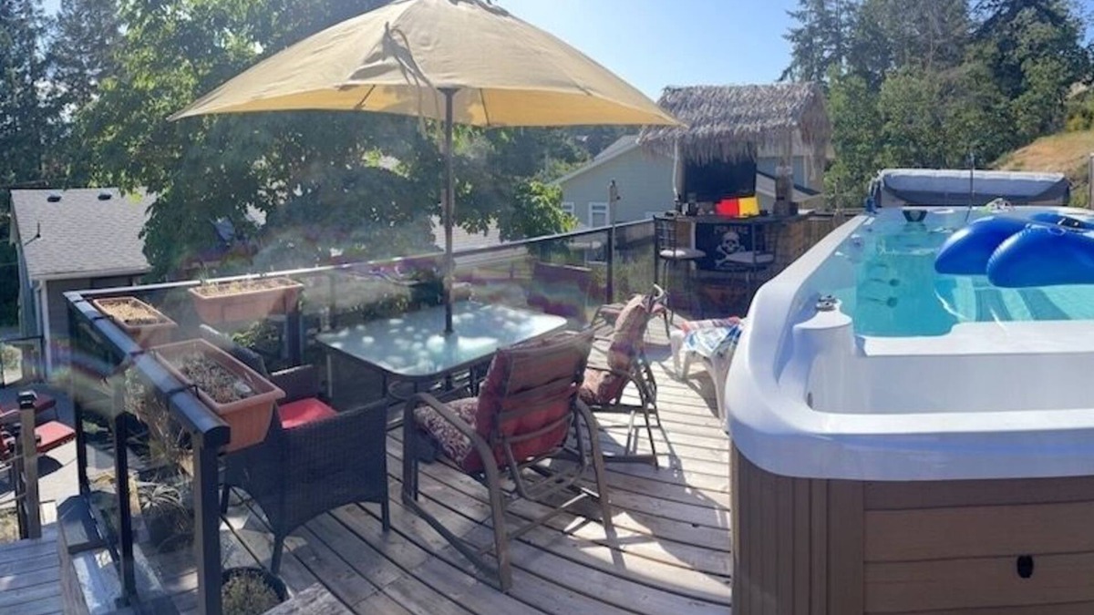 Departure Bay House | 3 bdm house with Swim Spa, walk to Departure Bay, Hike Linley Valley Park