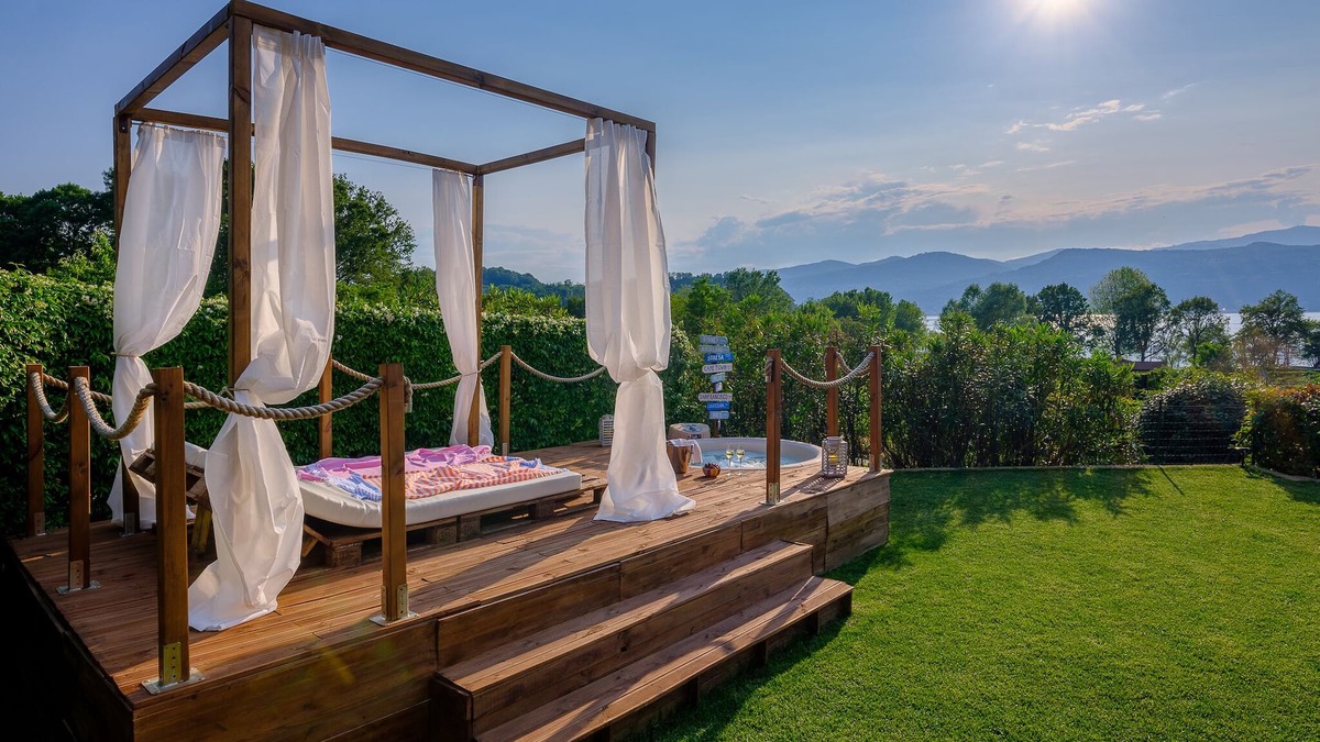 Ispra House | 3 BDR, 3 BTHR, 2Floor Villa with Private Garden, Jacuzzi, BBQ overlooking Lake