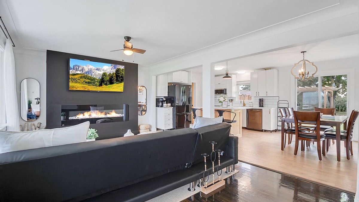 Pointe aux Roches House | 3 bdr cottage w/pool & hot tub-close to marina & golf course