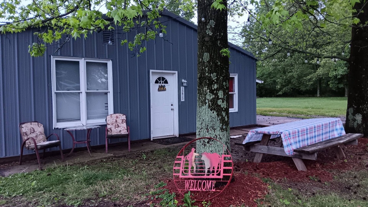 Johnston City Cottage | 3 Bdr Getaway Hunters, Fishermen, Racers Vendors parking for your equipment!n