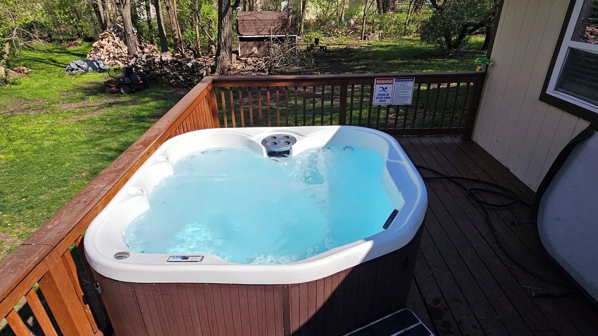 Mauston House | 3 BdrHomew/HotTub+FREE Firewood,sleeps10innMauston,closeto nWI Dells/Attractions