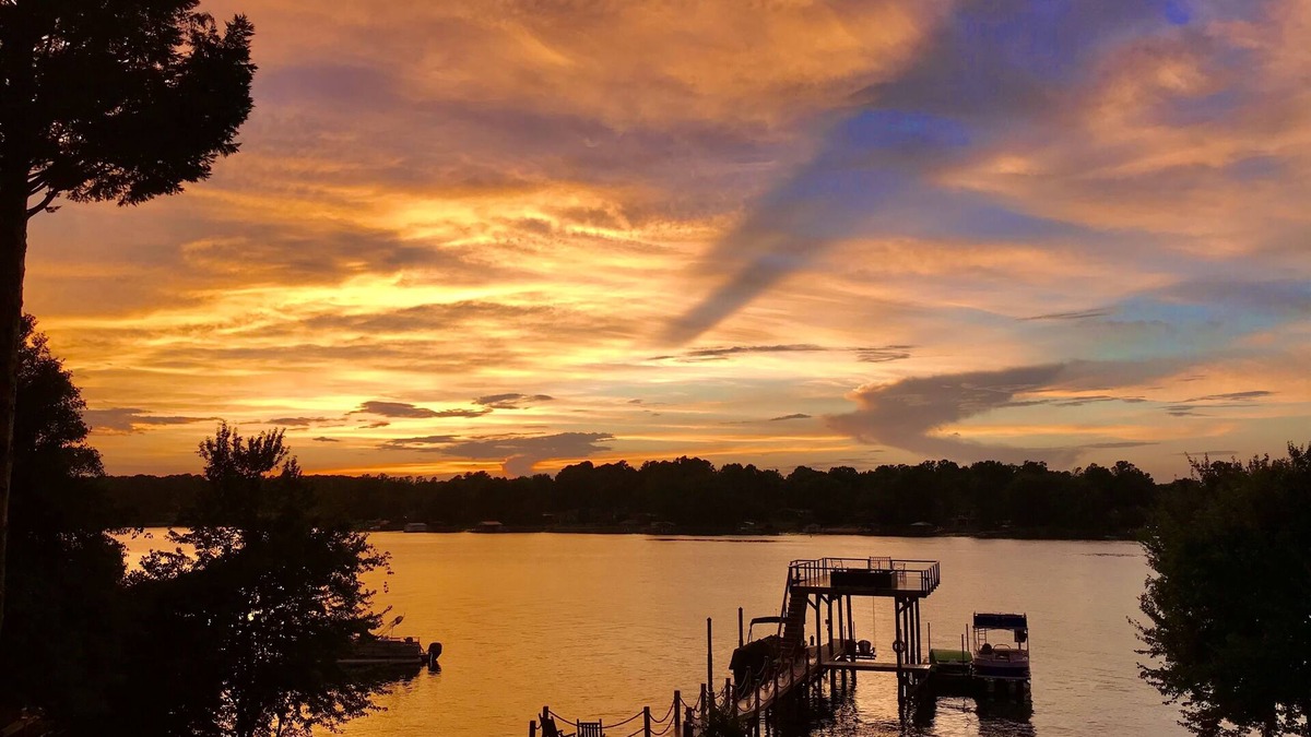 Governor's Island House | 3 Bdrm/2 Bath Lakefront Bungalow with Amazing Views.
