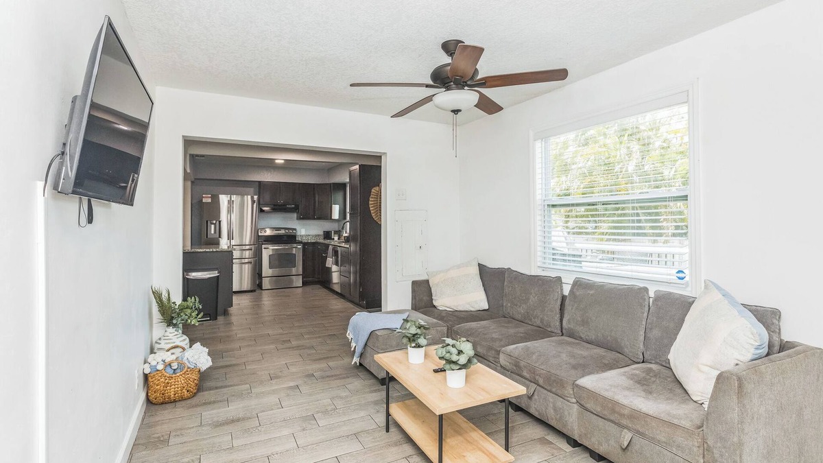 Anona House | 3 bdrm 2 bath luxury house in Largo - 15 mins to Clearwater Mins to beaches