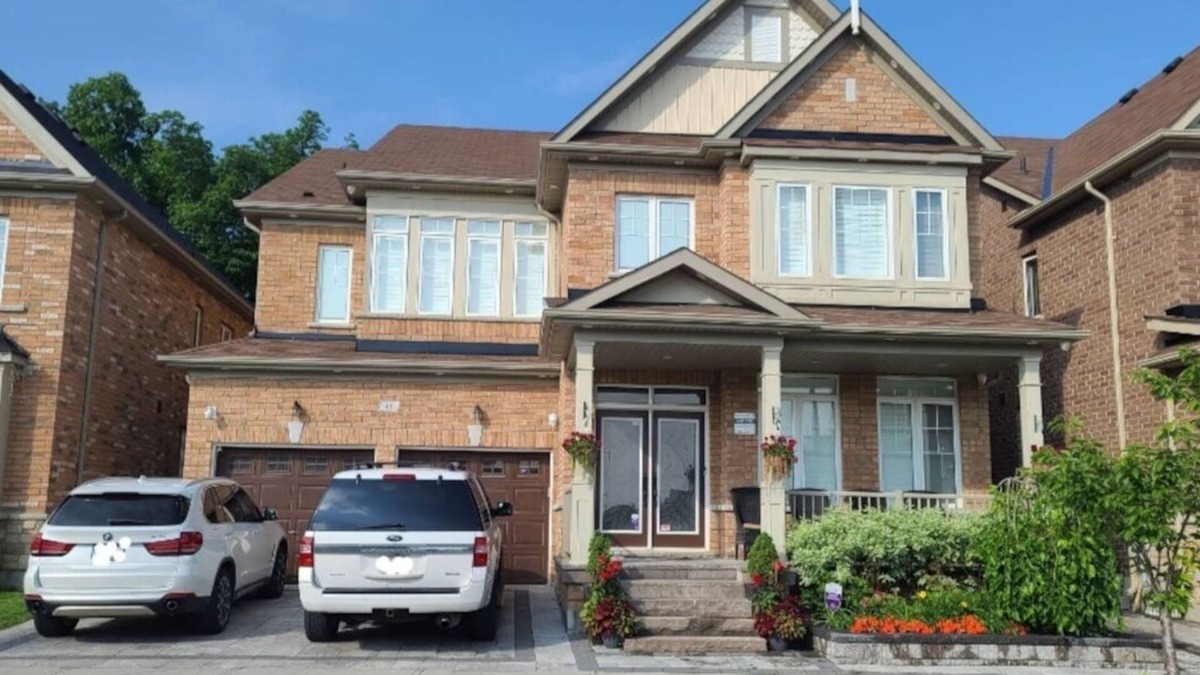 Brampton House | 3 bdrm 3 full bath W/D in Brampton/Toronto, sleeps 16.