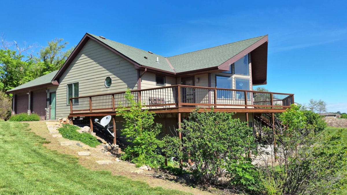 Martell House | 3 Bdrm Acreage W/Panoramic View!
