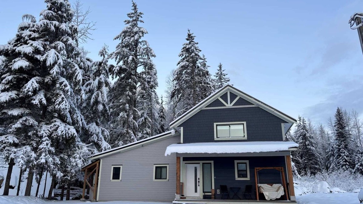 Fraser Valley Regional District Cabin | 3-bdrm cozy cabin in gorgeous Sunshine Valley w/the comforts of home in nature.