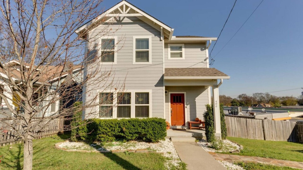 Radnor House | 3 Bdrm Home- HUGE yard for pets! 4.5 miles to Broadway