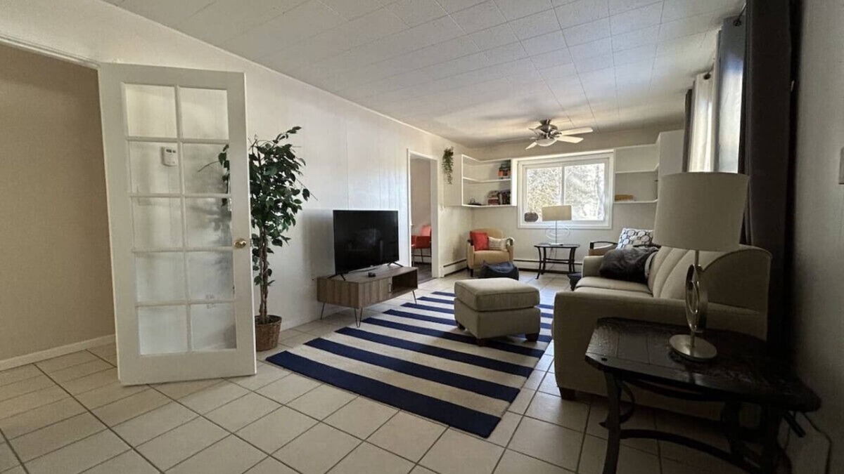 Applegate House | 3 BDRM, hot tub, walk to beach