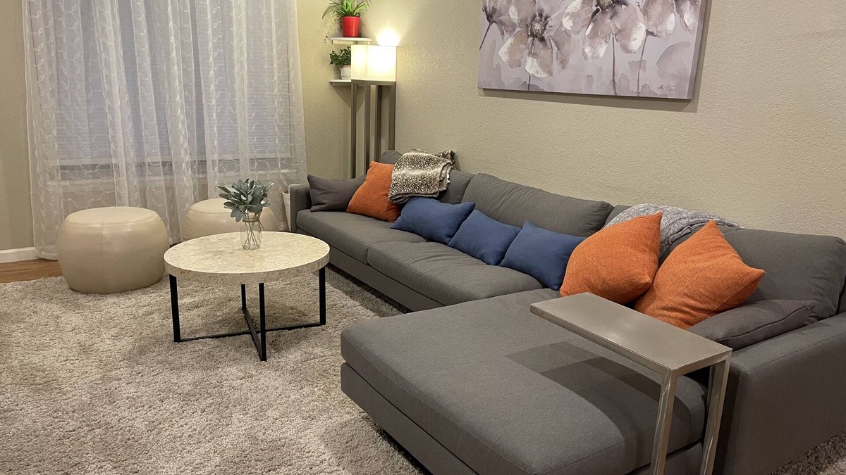 Jewell Heights - Hoffman Heights House | 3 bdrm, SUNROOM & Patio; Near shops/Light Rail and easy access to downtown