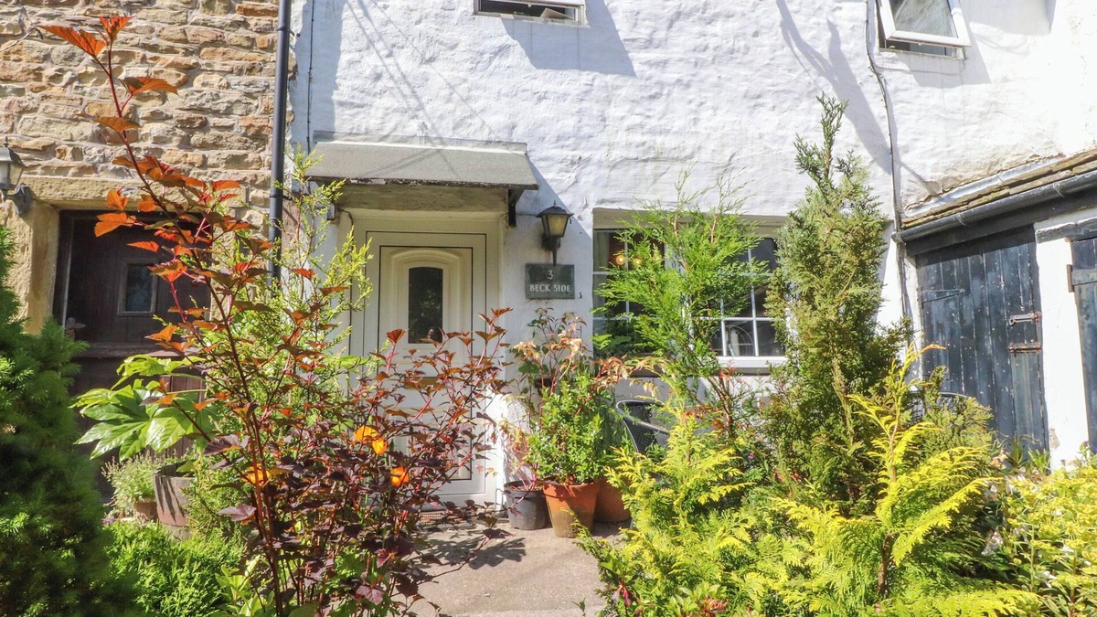 Fence Cottage | 3 BECK SIDE, pet friendly, with open fire in Barrowford