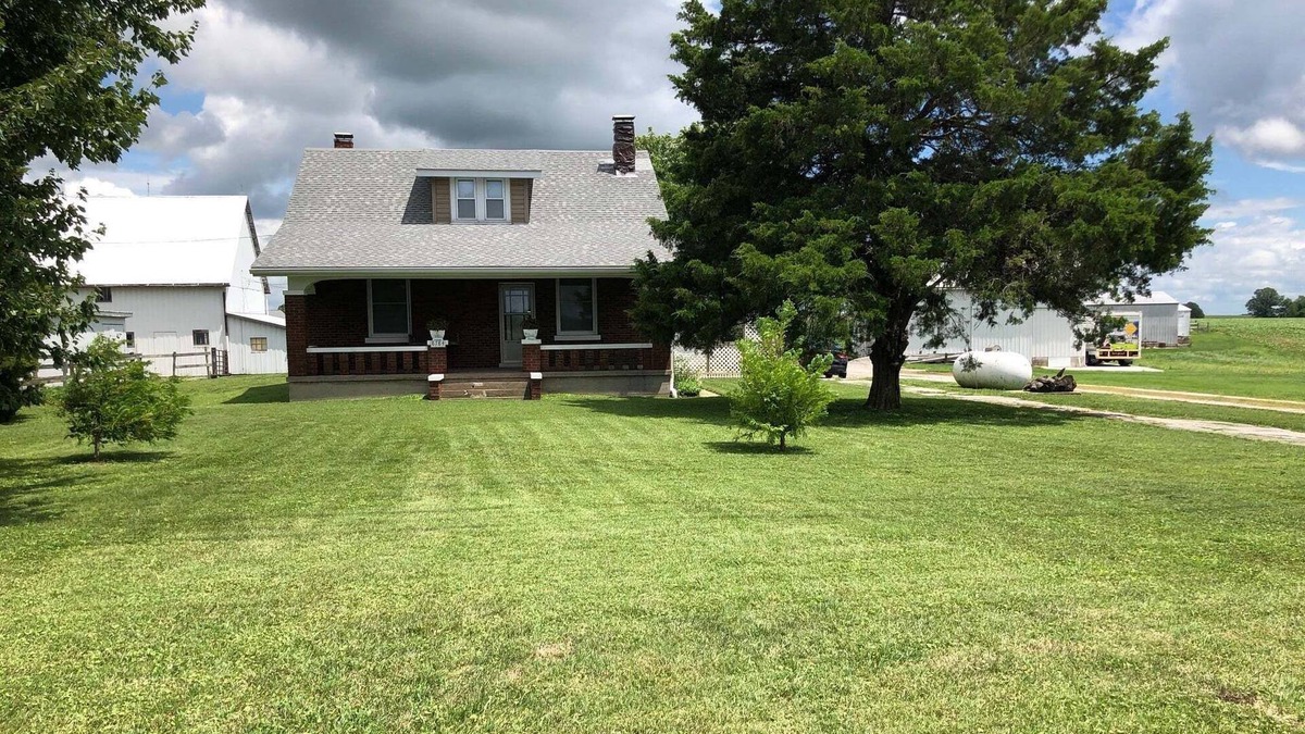 Renault Other | 3 Bed, 1 Bath, 1.5 Story FARMHOUSE - 1/2 way between Columbia & Waterloo - V
