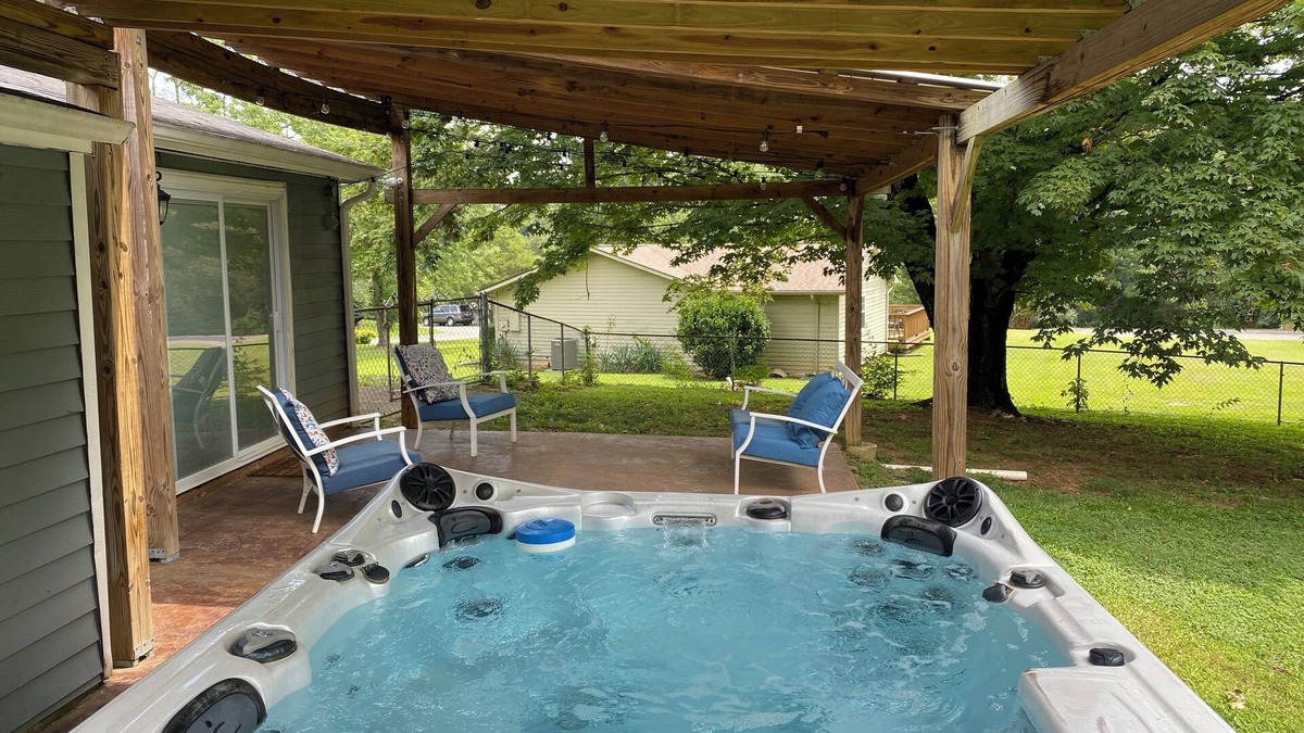 Mount Vernon House | 3 bed-1 Bath,5 min to the lake, HotTub, bring your dogs, full fenced back yard.