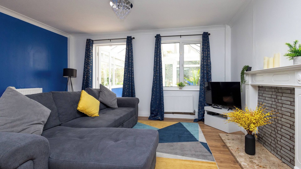 Stanley House | 3 Bed 1 Bath - Free Parking | Self Check-in | WiFi | Smart TV | Garden