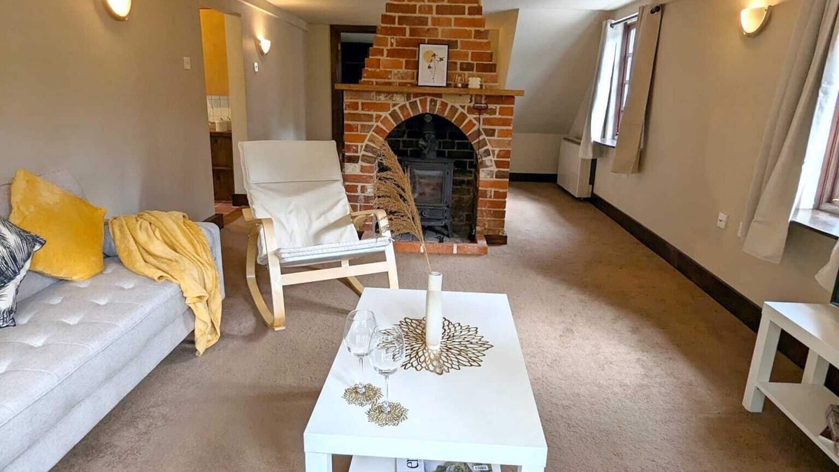 Braintree House | 3-bed 1-bath | Sleeps 7 | Parking | Wi-Fi