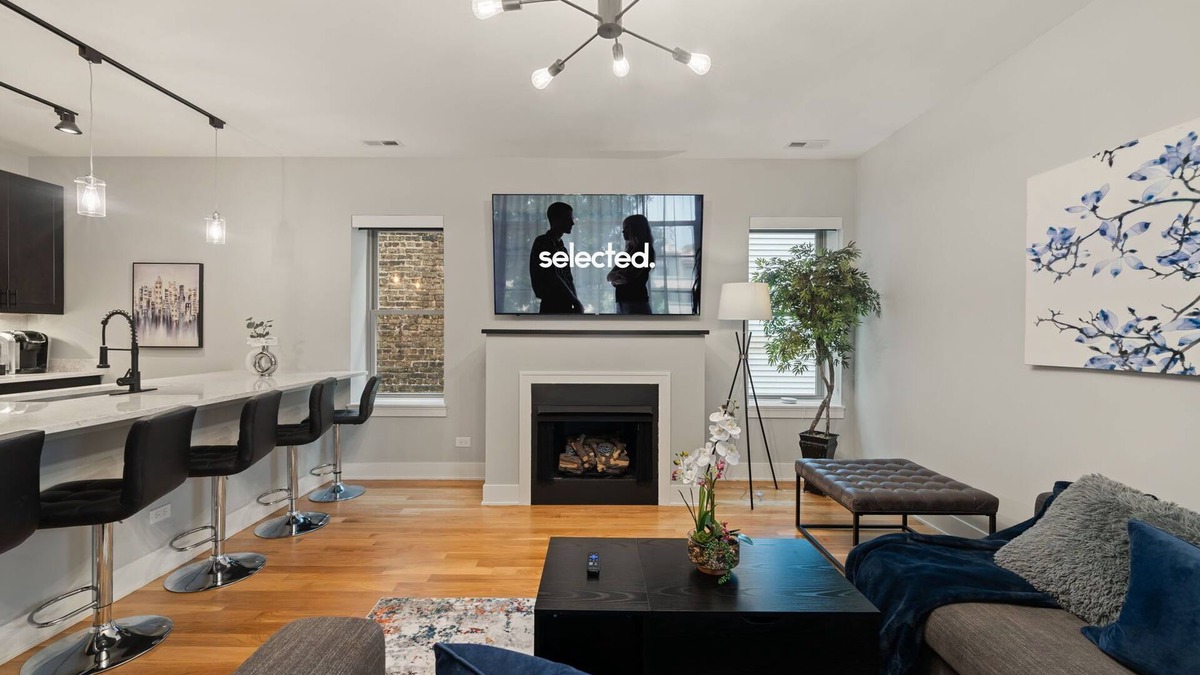 Heart of Chicago Apartment | 3 Bed 2.5 Bath Chicago Retreat w Balcony & Parking