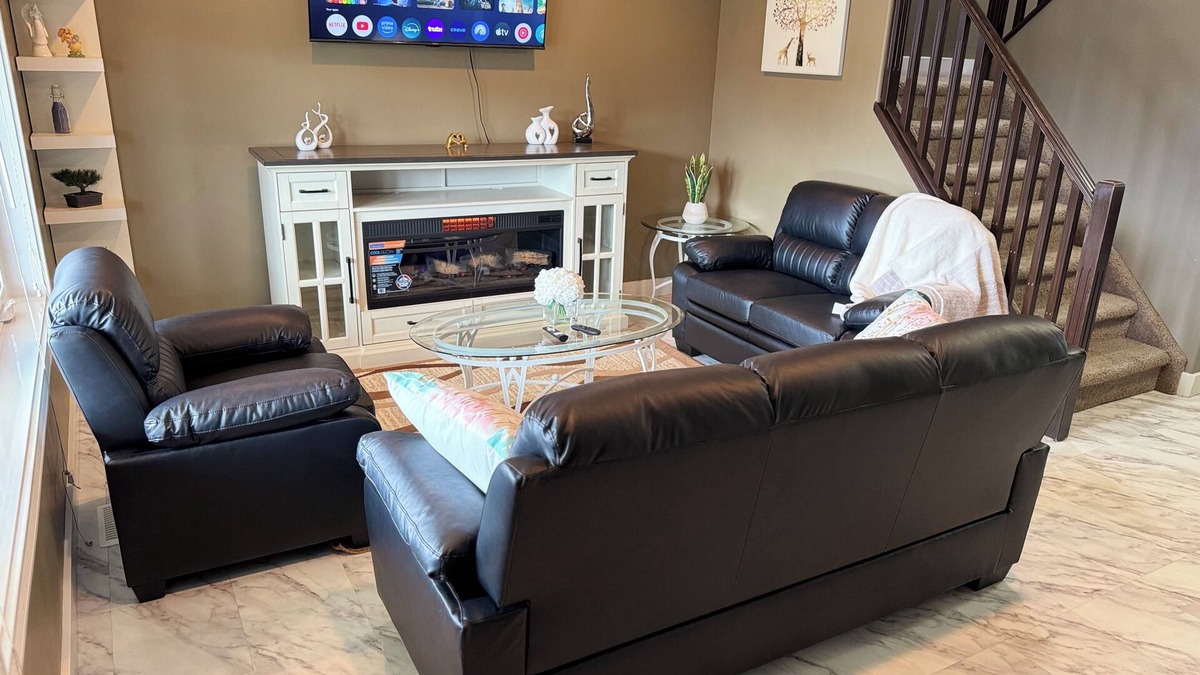Saskatoon House | 3 bed, 2.5 bath house in Hampton Village 5min away frm YXE Saskatoon Int Airport