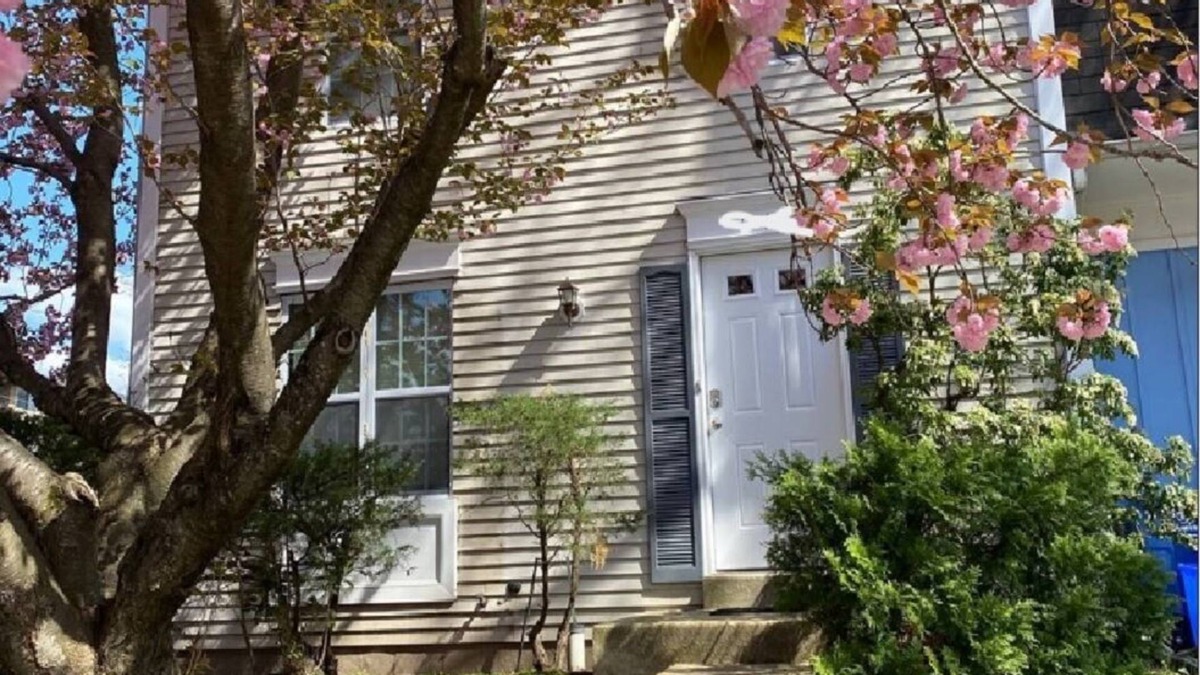 Fairland House | 3 bed/2.5 bath in a Beautiful Townhouse