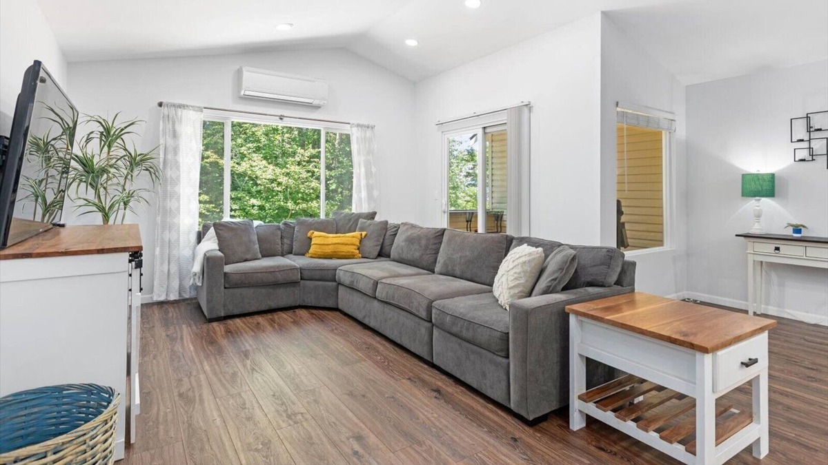Seattle Hill-Silver Firs House | 3 Bed 2.5 Bath Private Townhome - Quiet, long stays