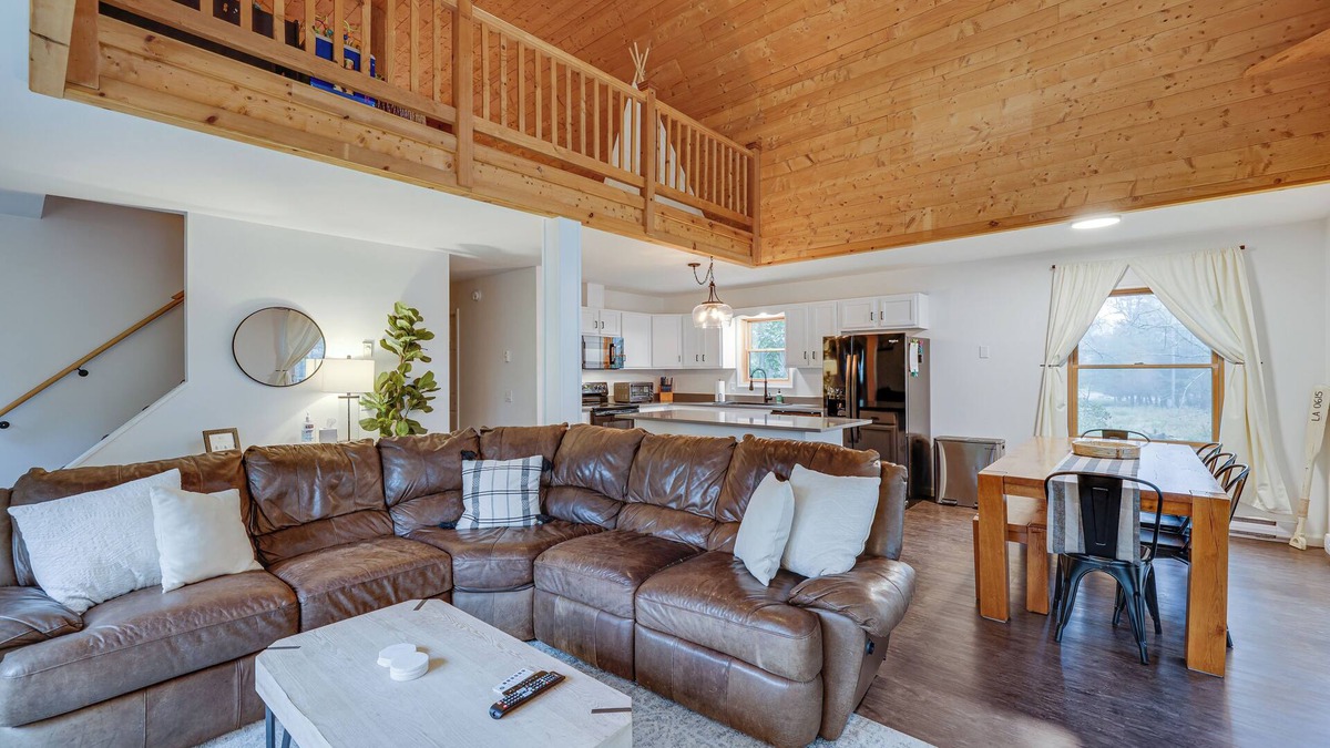 Greentown House | 3 BED/2 BATH HOME WITH BOAT SLIP - STEPS TO LAKE WALLENPAUPACK
