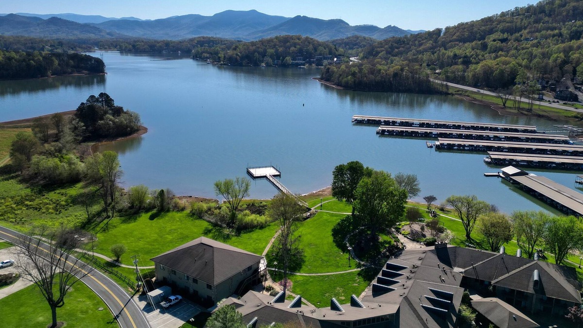 Young Harris Condo | 3-bed, 2 bath lakefront condo in beautiful Young Harris directly on Lake Chatuge