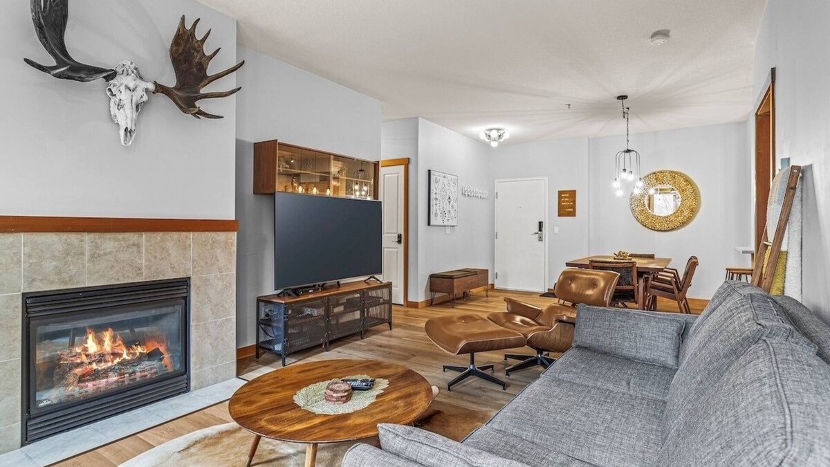 Cougar Creek Condo | 3 bed/2 bath Lodges Escape Sleeps 10/Pool/Hot Tubs