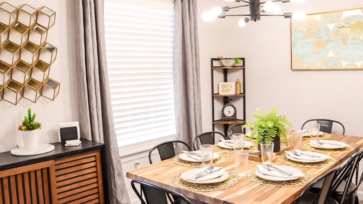 Bethel Heights House | 3 bed, 2 bath Luxury Home- SteamPunk Station close to everything!