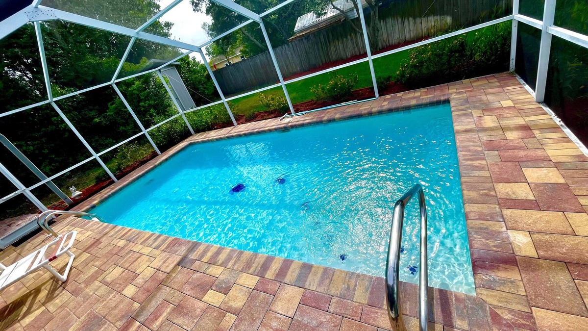 Spring Hill House | 3 Bed ~ 2 Bath~ Pool ~ Wifi ~ Pets Welcome ~Optional Heated Pool ~SS Barbecue