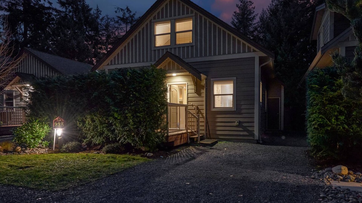 Regional District of Nanaimo Cottage | 3 bed 2 bath, Wifi, Cable, Pool/Hot Tub, BBQ, Mini Golf, Beach, license#00005785