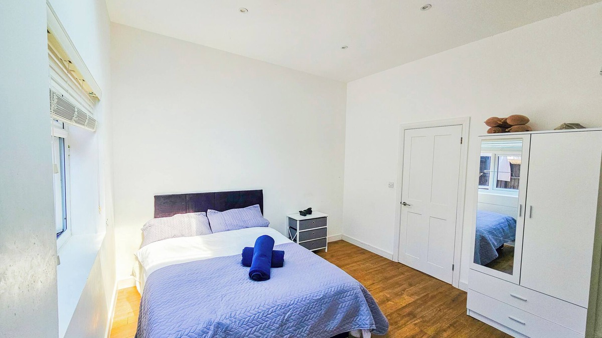 London Borough of Bromley Apartment | 3 bed/2 bath with Garden - Stunning Holiday/Contractor Accommodation