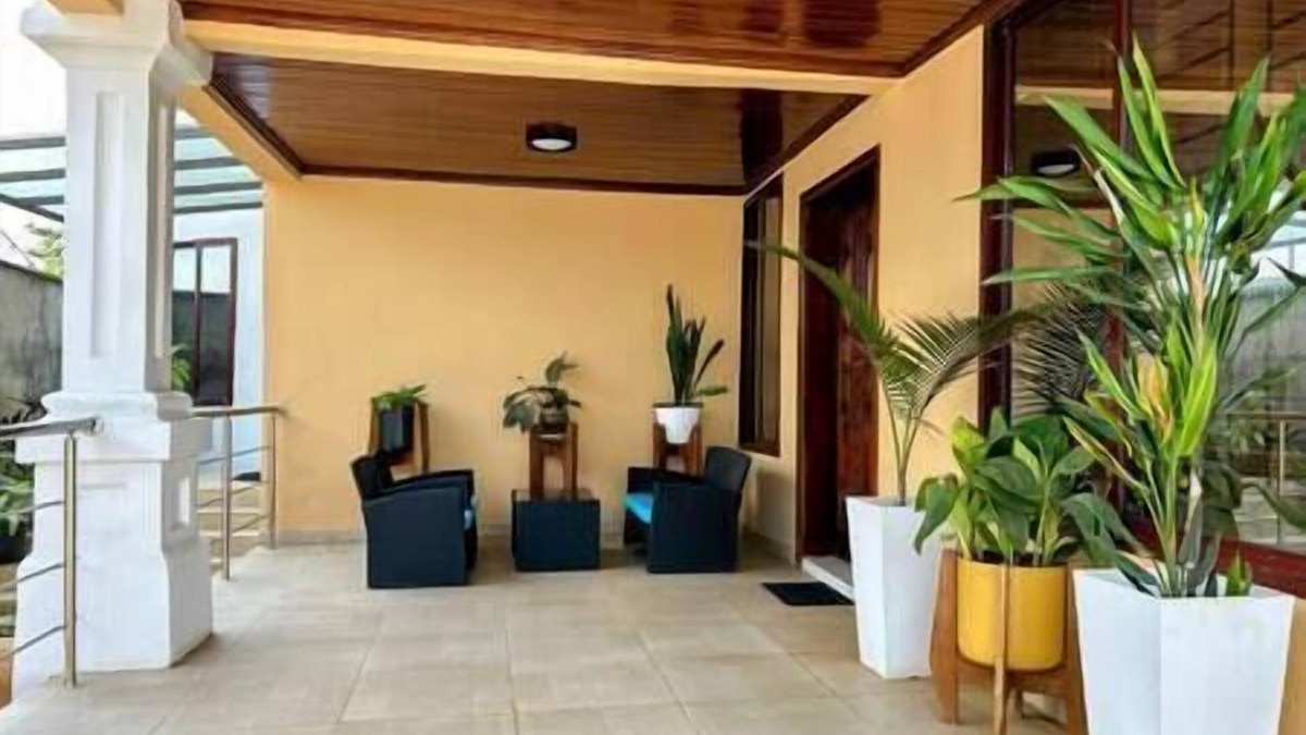 Monrovia Villa | 3 Bed/3.5 Bath (Tayla)