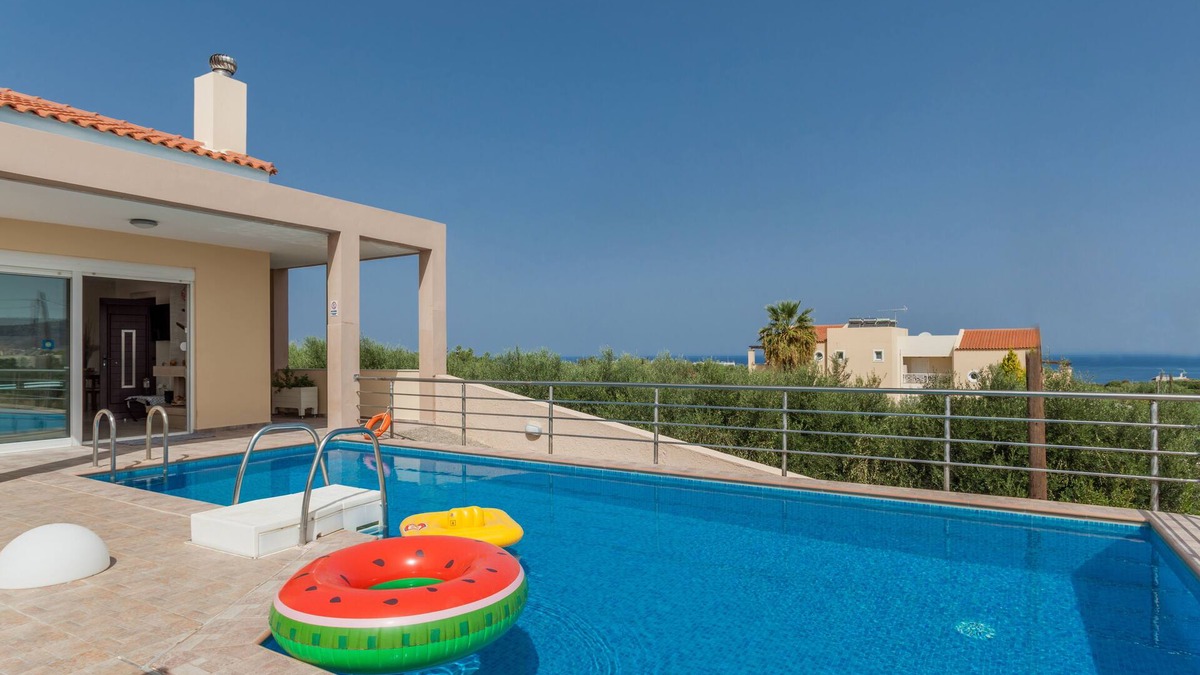 Stavromenos Villa | 3 Bed & 3 bath Modern Villa - Sauna, Jacuzzi,pool, Wi-fi & wheel chair friendly