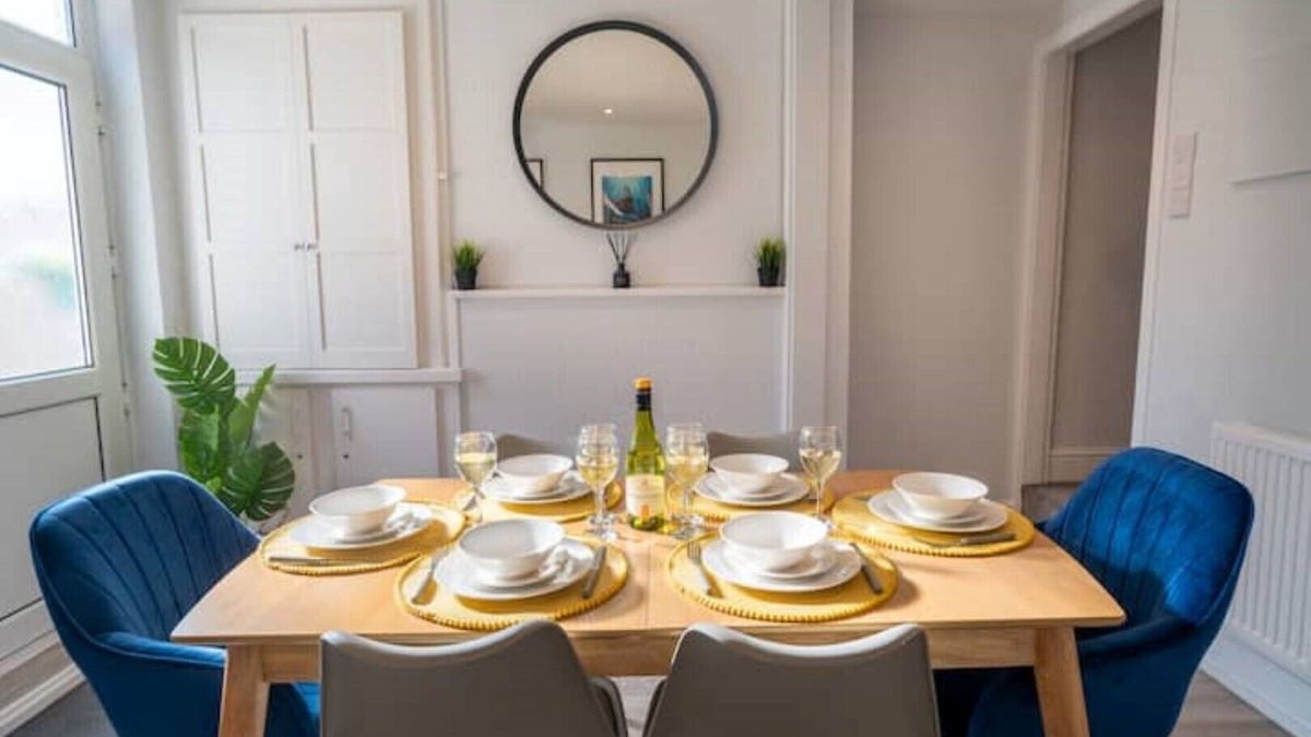 Church Gresley House | 3 bed, 3 bath town house with Wi-fi and parking