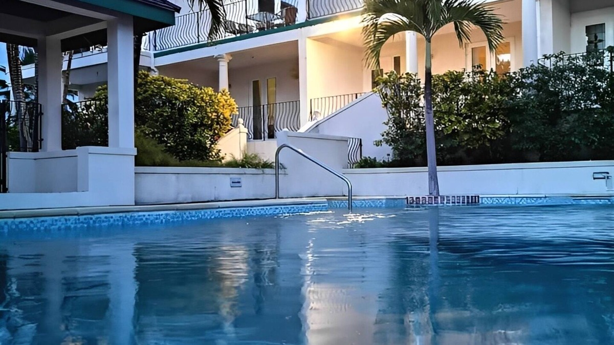 Derricks House | 3 bed 3 bath villa on the west coast
