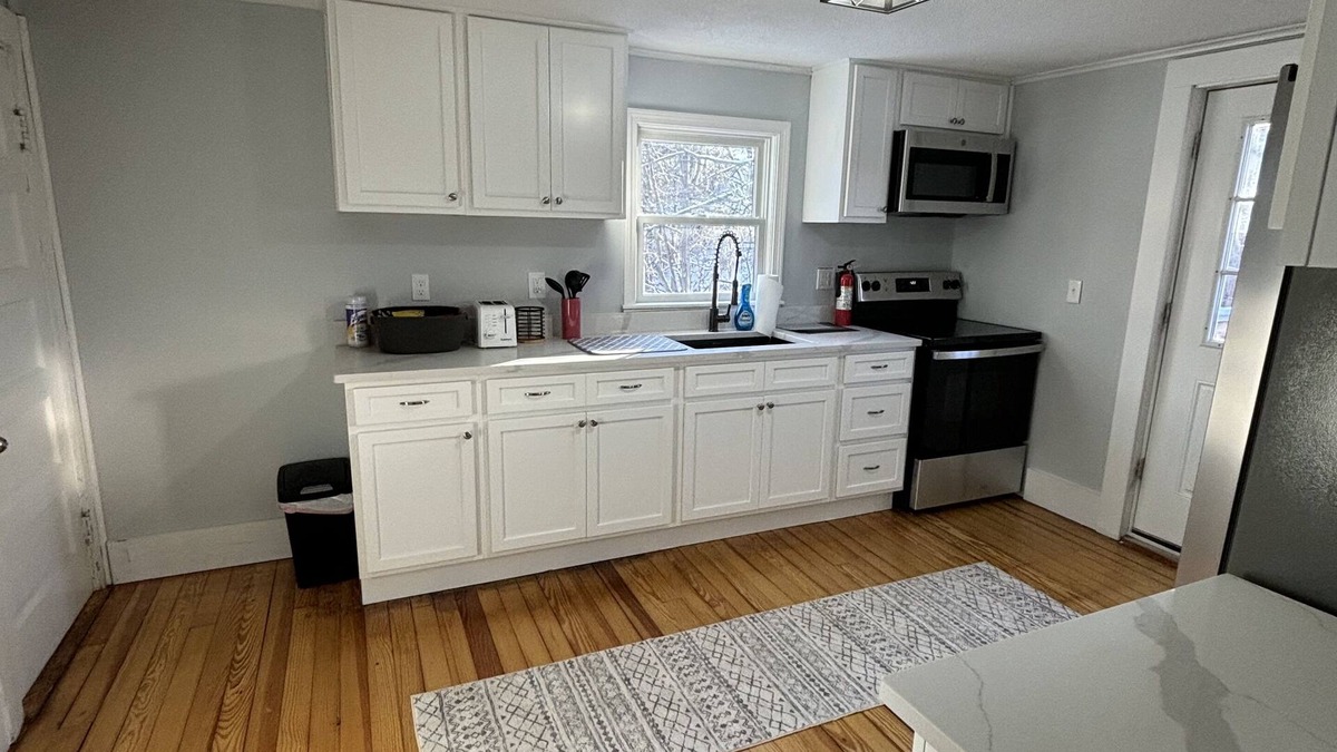 Branford Center Apartment | 3 Bed Apartment Branford Center!Close to Yale, Tweed Airport, Restaurants/bars!