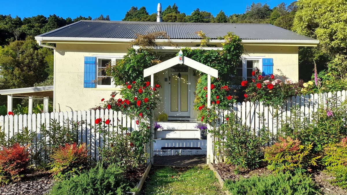Karangahake Cottage | 3 bed country cottage