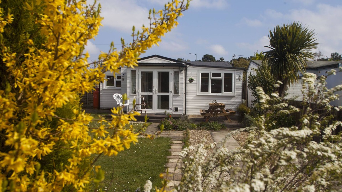 Grimsby Ski Chalet | 3 bed dog friendly Beach House