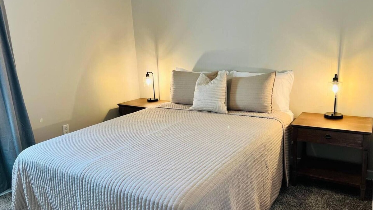 Hammond House | 3 bed Duplex Home Near Whiting, Hammond