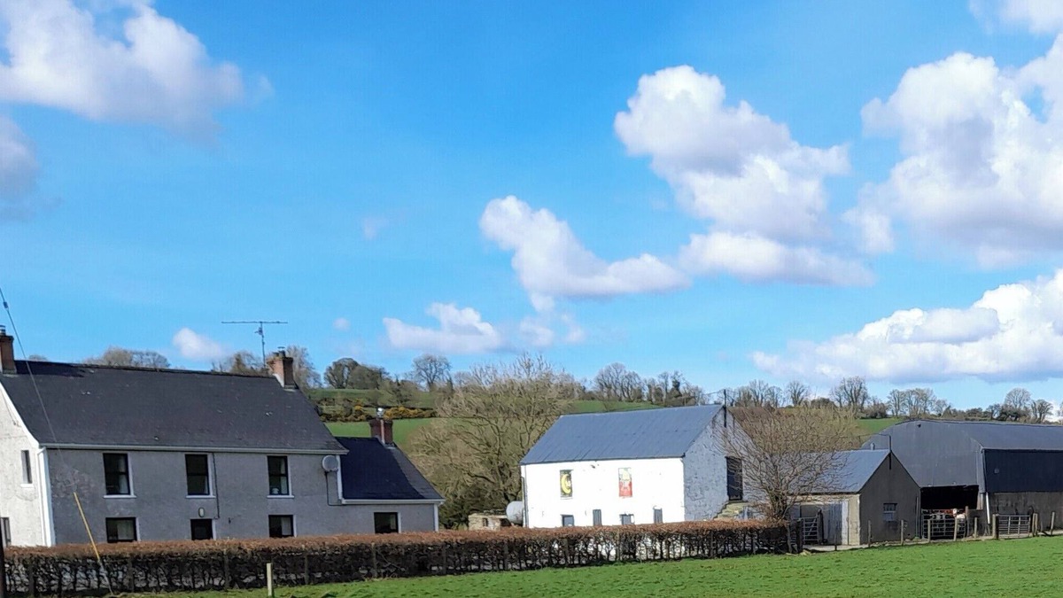 Strabane House | 3 Bed Farmhouse - Sleeps 6 - Wifi - Parking