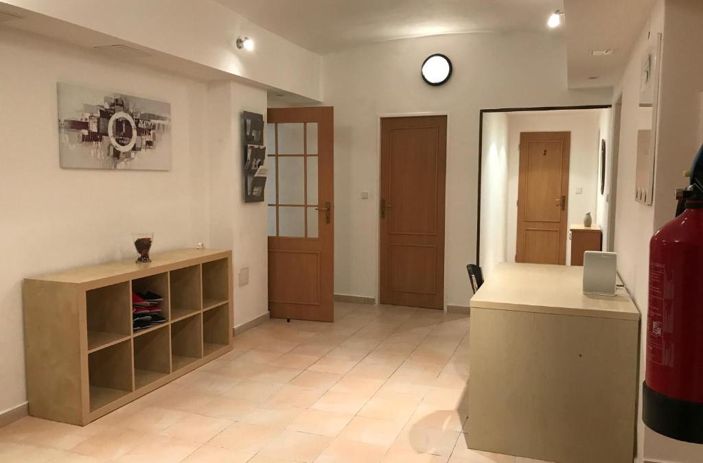 Vrsovice Apartment | 3 Bed Flat - Sleeps 6 - Smoking - Parking - Wifi