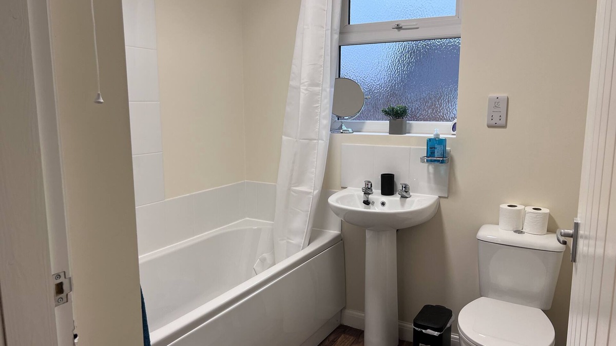 Walsall House | 3-Bed fully furnished house in Walsall, near M6 J11/10, Wolverhampton, Cannock.