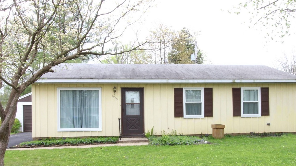 Bloomington House | 3-Bed Home In A Quiet And Secure Neighborhood