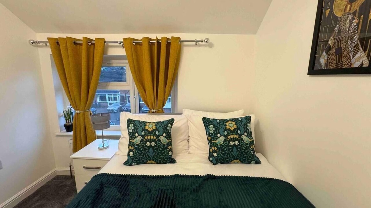 Rednal House | 3-Bed Home, Sleeps 8, Ideal for Large Groups