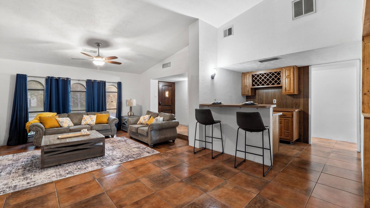 Mission Bend House | 3 bed home with Luxury Hot Tub, Deck, Wifi and Arcade Games