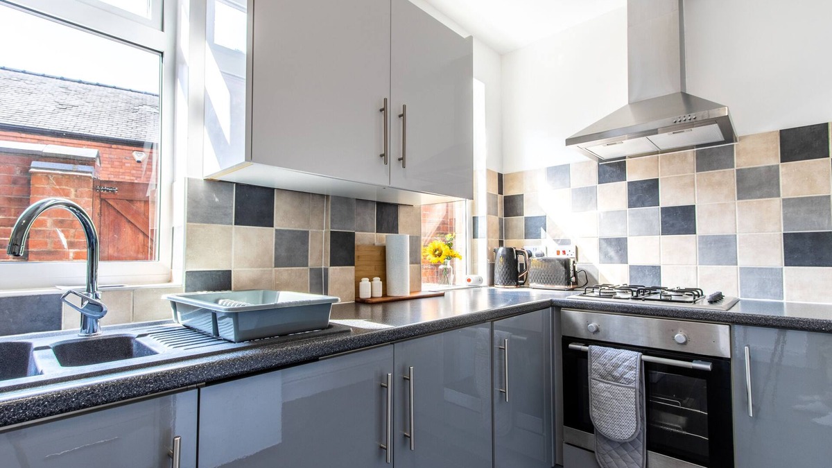 Newark House | 3 Bed House walking distance to Northgate Station